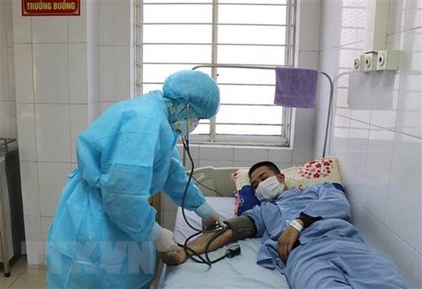 Bác sỹ thăm khám và điều trị cho bệnh nhân nghi ngờ nhiễm virus corona.