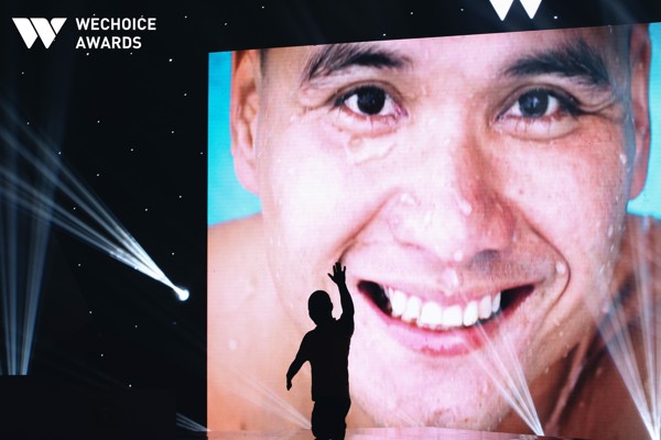 Kình ngư không chân Nguyễn Hồng Lợi trên sân khấu của Chương trình đặc biệt Hành trình truyền cảm hứng WeChoice Awards 2018 (phiên bản WeTalk số tháng 9).