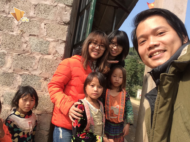 Hoàng Hoa Trung cùng nhóm ‘Tình nguyện Niêm tin” thực hiện nhiều Dự án thiện nguyện giúp đỡ trẻ em vùng cao. Ảnh: NVCC
