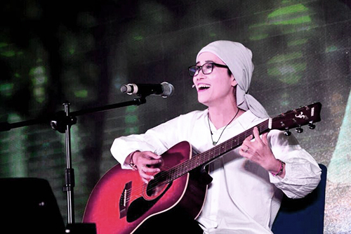 Chị Hương hát ca khúc do chính mình sáng tác “Ngẫu hứng Đông Hà” trong đêm nhạc từ thiện cuối tháng 9